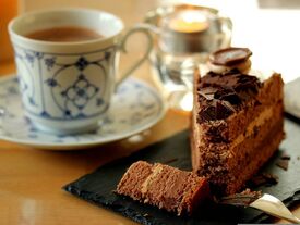 Tasse de café et part de gâteau