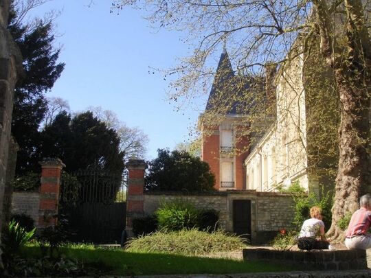Le château - banc sur la place